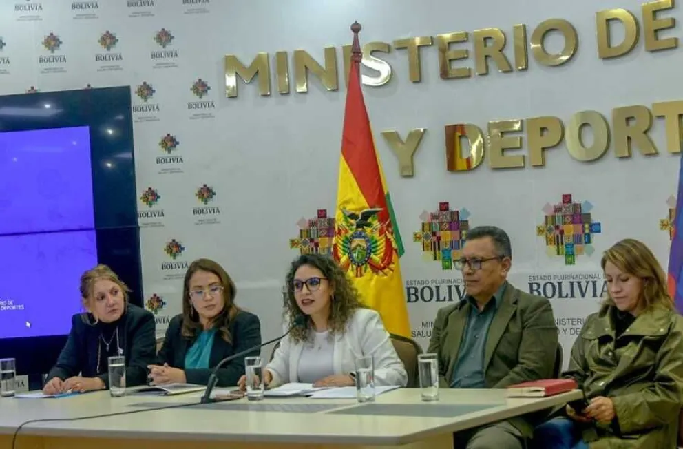 Autoridades del Ministerio de Salud brindan conferencia de prensa. Foto: ABI