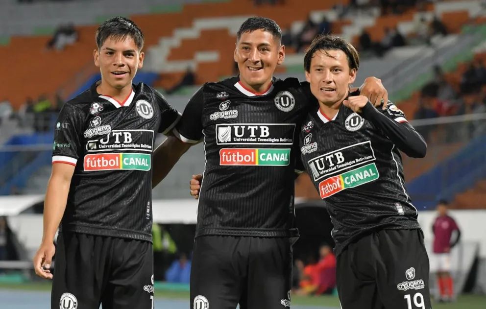 El festejo de los jugadores de Universitario de Vinto que se quedaron con las tres unidades. Foto: APG