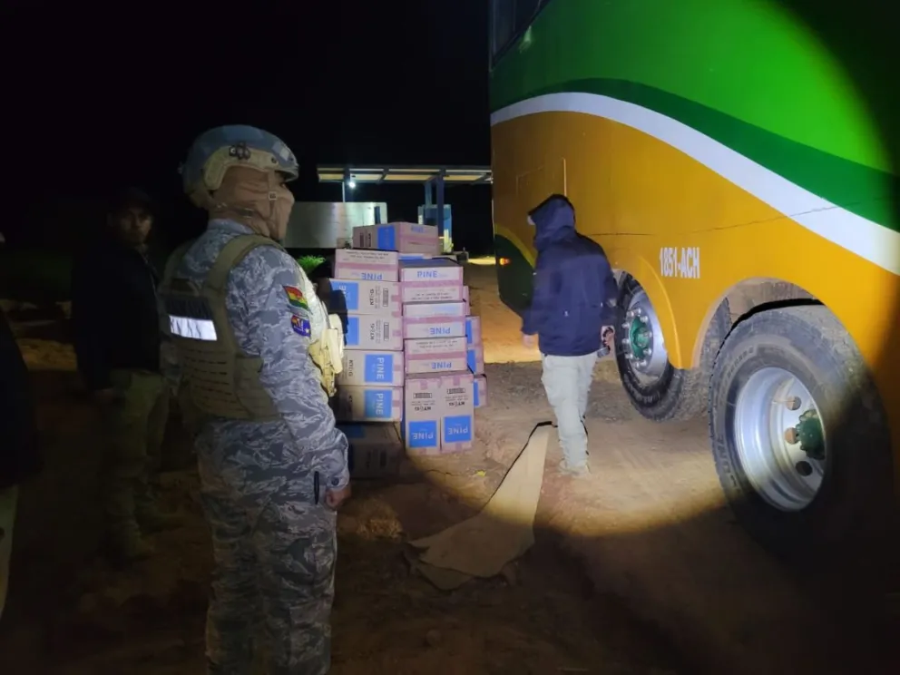 Las cajas de cigarros que fueron decomisadas. Foto: Armada Boliviana