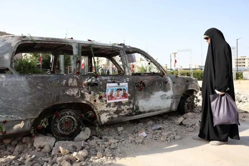 Una mujer observa Ios daños causados por un ataque israelí en Teherán este 23 de junio. FOTOS: EFE