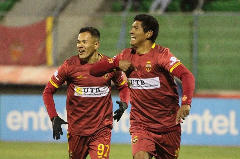 Yerco Vallejos (der.) celebra su doblete para el triunfo de Real Oruro. Foto: APG.