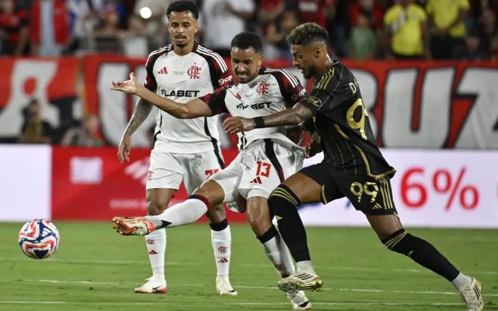 Una incidencia del empate entre Flamengo y Los ángeles FC en Orlando. Foto: EFE