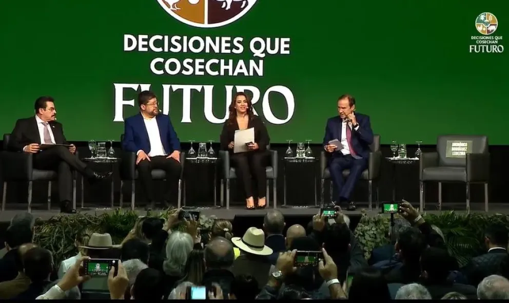 Los candidatos que asistieron al foro y la silla vacía que está destinada a Andrónico Rodríguez. Foto: Captura de video 