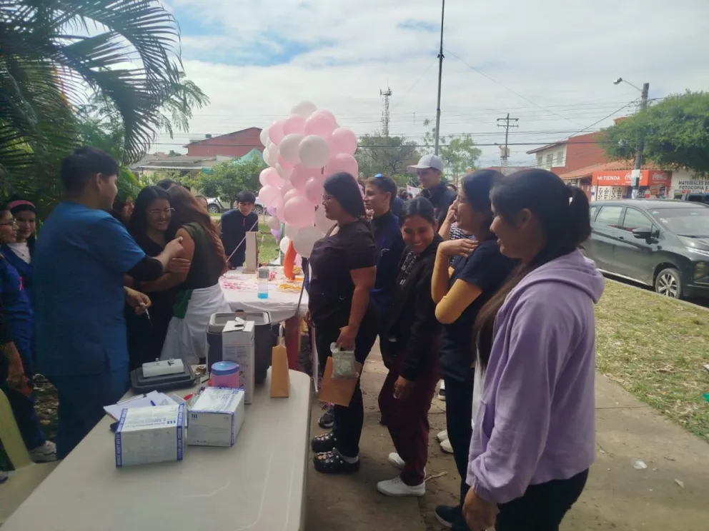 Vacunación en el centro de salud Santa Isabel, en Santa Cruz. Foto: Sedes