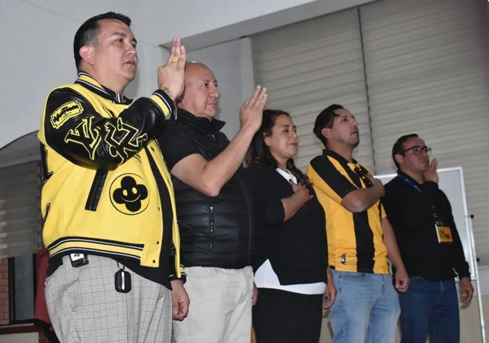 Miembros del directorio de The Strongest el día de su posesión. Foto: club The Strongest