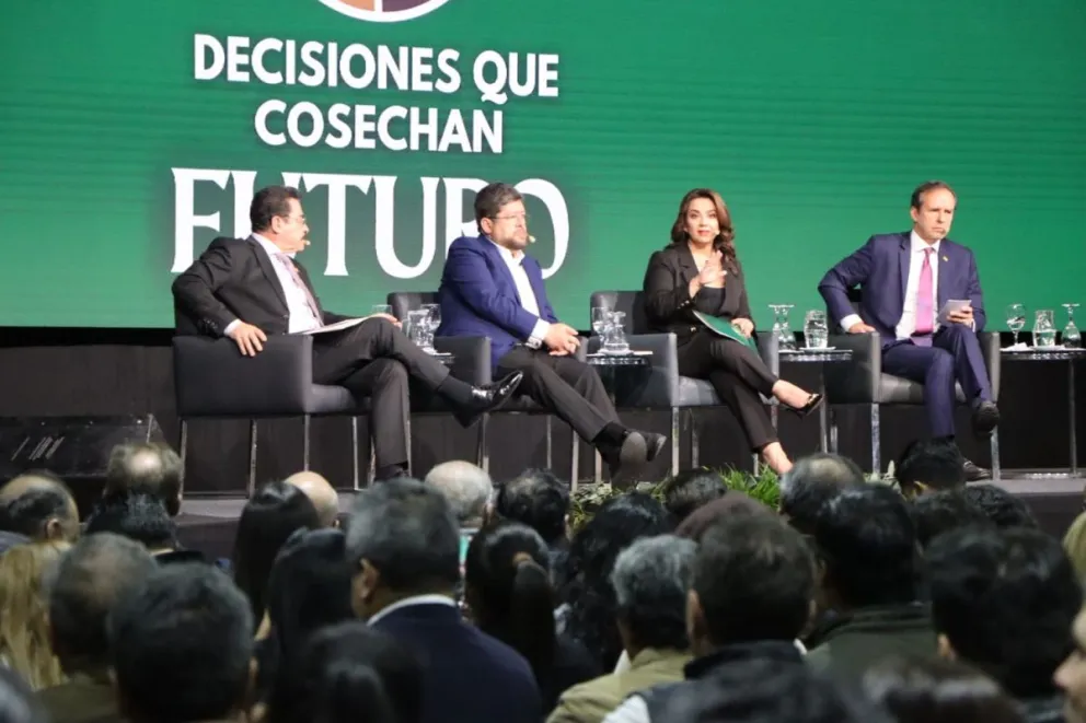 Manfred, Samuel y Tuto, este miércoles en el foro agropecuario. Foto: CTV