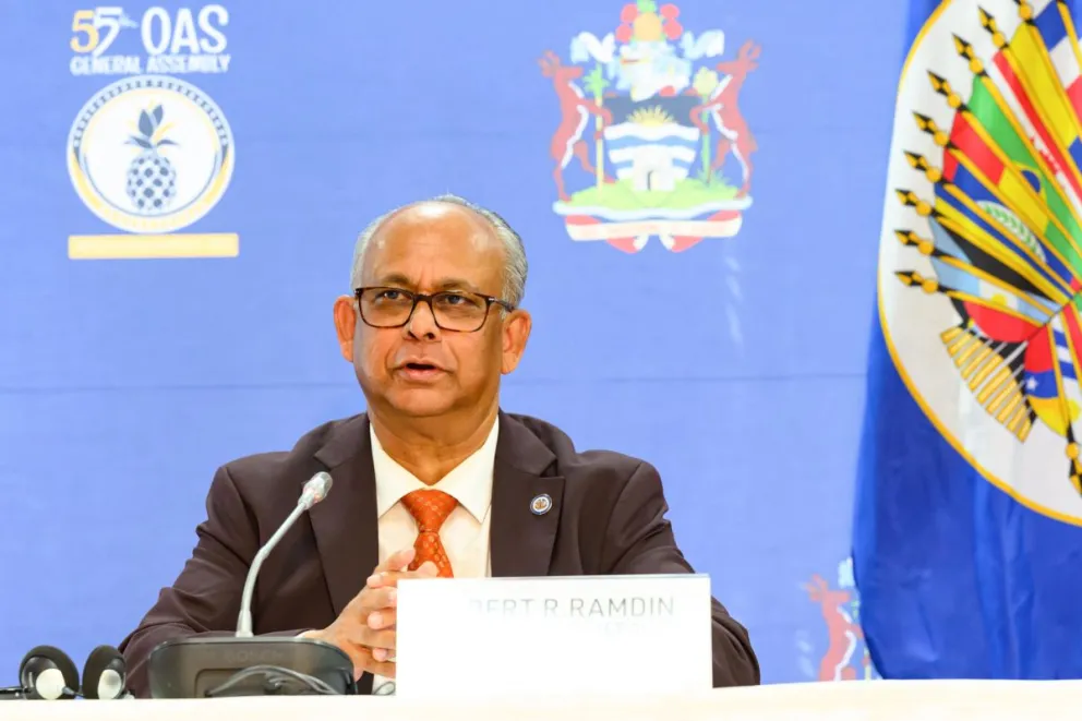 El secretario general de la OEA, Albert Ramdin, durante una conferencia de prensa. Foto: EFE