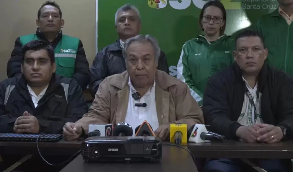 Jaime Bilbao, director del Sedes de Santa Cruz, centro sentado, declara ante los periodistas. Foto: captura de video