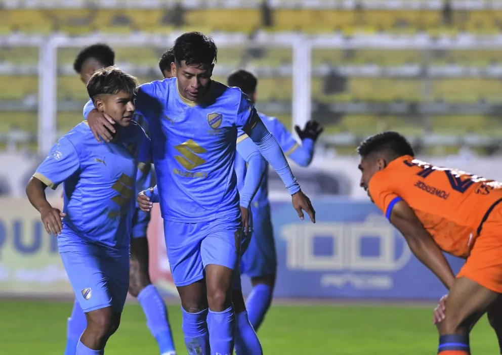 John Velásquez y Ervin vaca celebran uno de los goles ante Blooming, la última vez que ganó Bolívar este año. Foto: APG