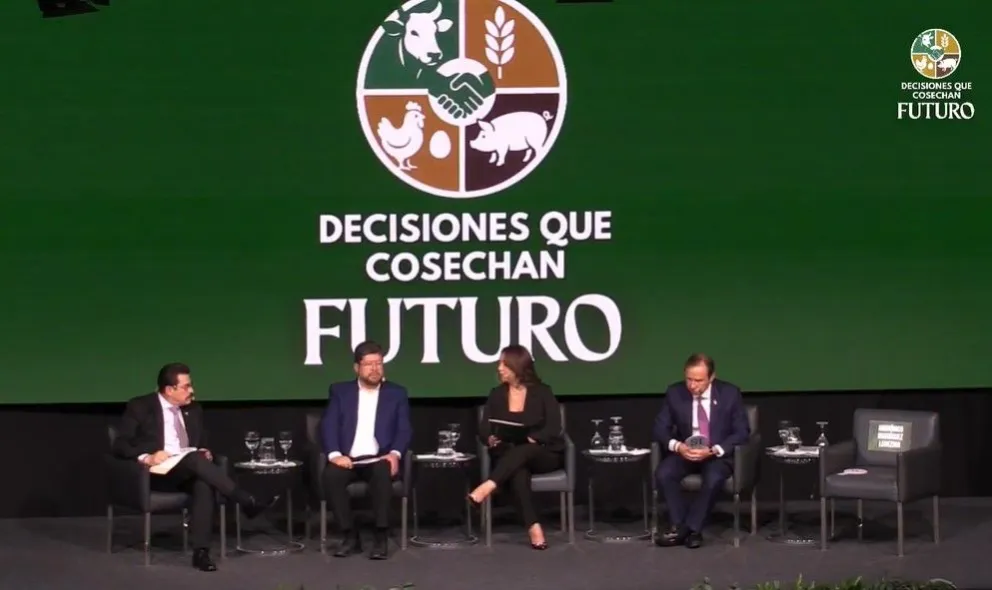 Los candidatos que participaron en el foro y la silla vacía que correspondía a Andrónico Rodríguez. Foto: CAO