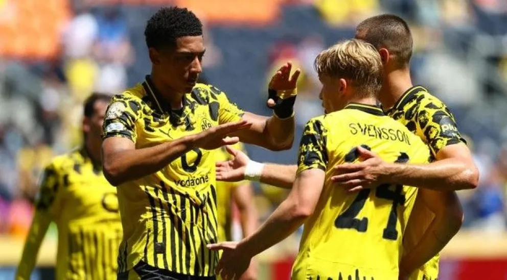 Svensso (24) es felicitado por sus compañeros luego de su gol en el triunfo del Borussia Dortmund. 
