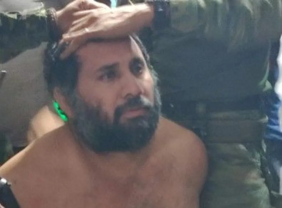 Fotografía tomada de la red social X de la cuenta oficial del Ejercito de Ecuador @EjercitoECU del narcotraficante José Adolfo Macías Villamar 'Fito' este miércoles, durante su captura. Foto: EFE