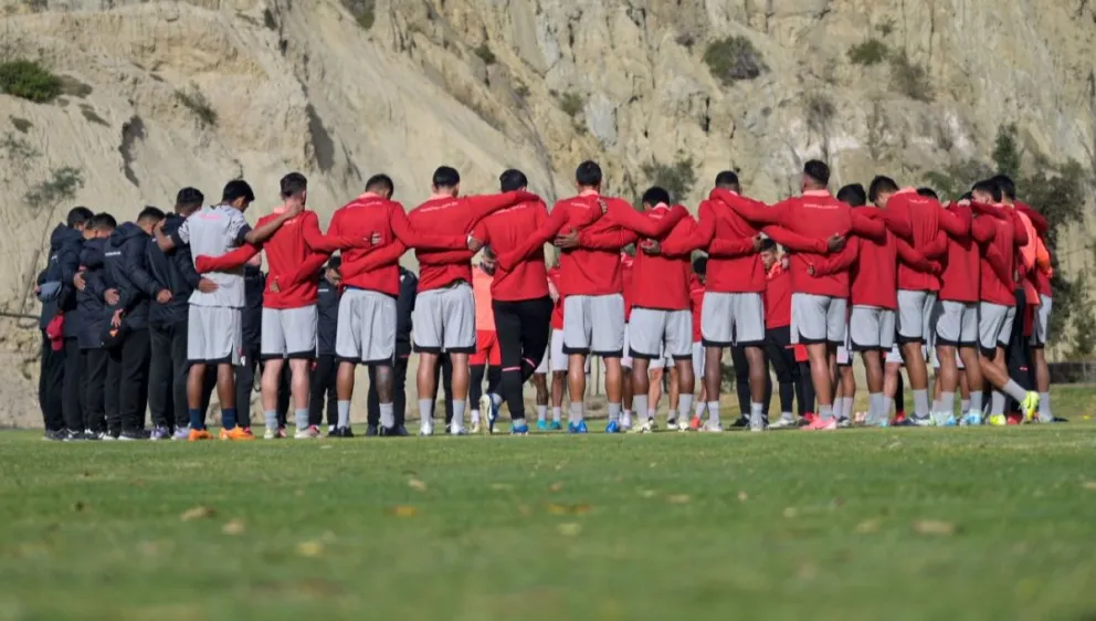 El plantel de la banda roja en la previa de un entrenamiento en La Paz. Foto: Always Ready.