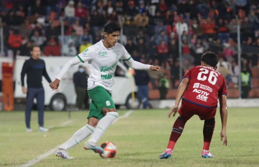 Fernando Nava de Oriente elimina a un rival de los azucareros. Foto: Marka Registrada