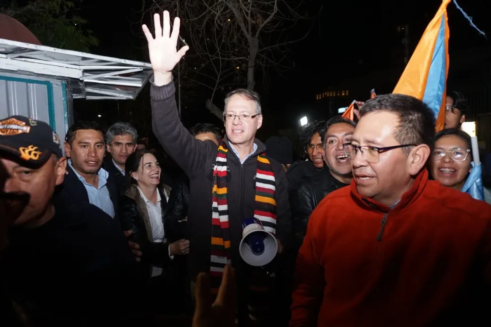 Jaime Dunn tras presentar su documentación en el TSE, la noche del miércoles. Foto: APG