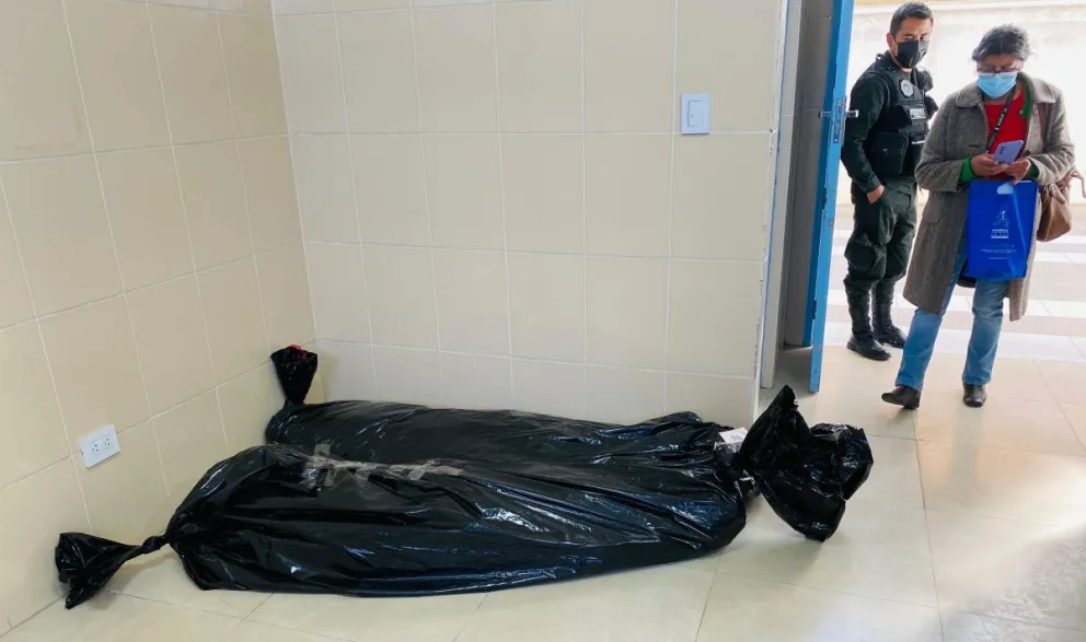 Dos cadáveres en el piso de la morgue Judicial, en el Hospital de Clínicas. Foto: ALDLP