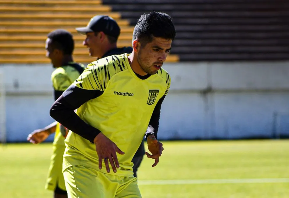 Leonel López durante una tarea física en una práctica del Tigre. Foto: club The Strongest