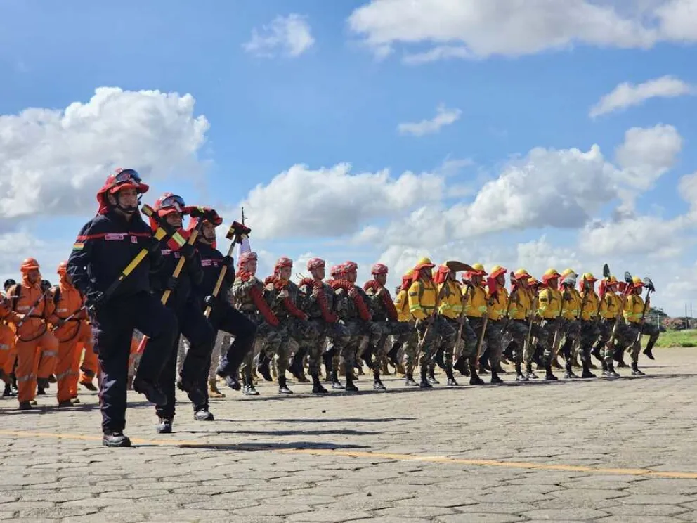 Grupos de voluntarios y bomberos municipales, en la presentación del plan. Foto: ABI