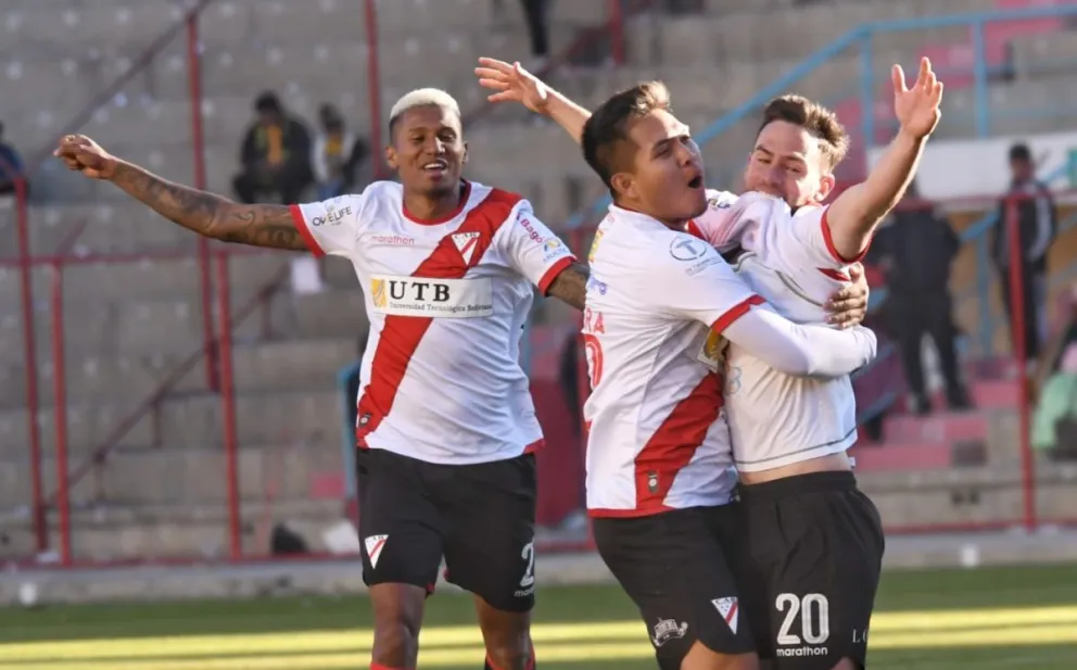 Saucedo (der.) es felicitado por sus compañeros luego de anotar el gol del triunfo. Foto: Agencia Marka Registrada. 