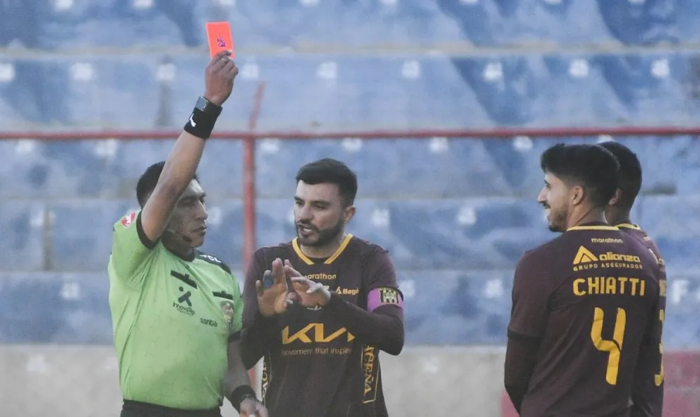 El árbitro Guldo Quenta expulsa al atigrado Martín Chiatti (4). Foto: APG