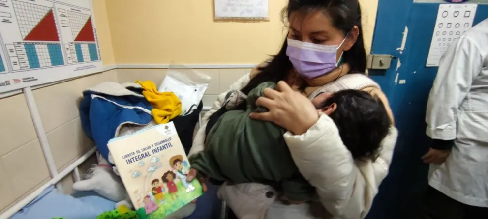 Una madre espera para hacer vacunar a su hijo contra el sarampión. Foto: Ministerio de Salud