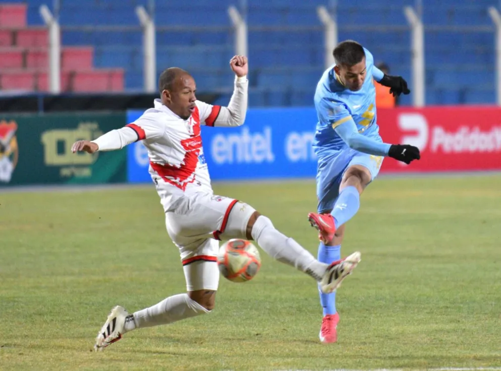 Restrepo sale al cruce ante un disparo de Robson. Foto: Agencia Marka Registrada