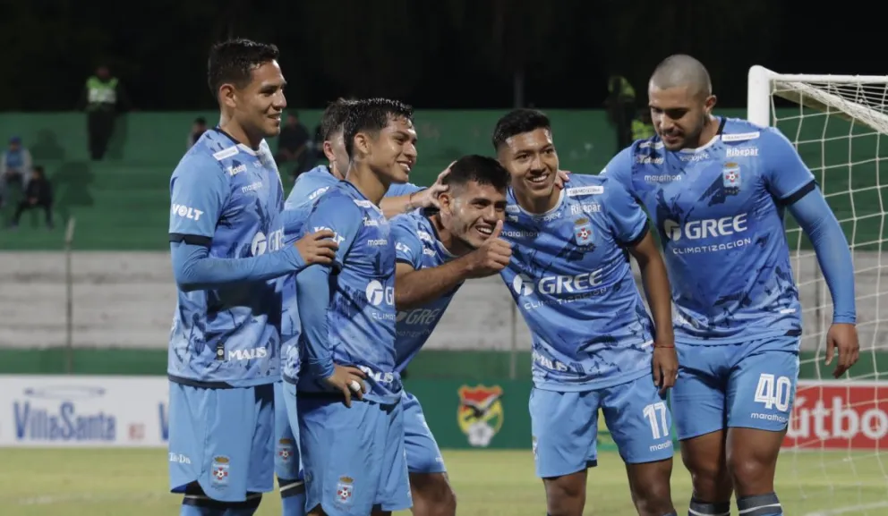 Garzón (centro), autor de los dos goles de Blooming, es felicitado por sus compañeros. Foto: APG