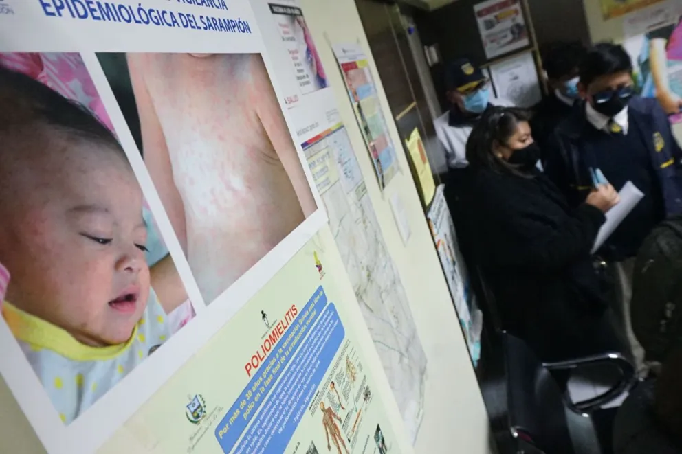 Un centro de vacunación con información sobre el sarampión. Foto: APG