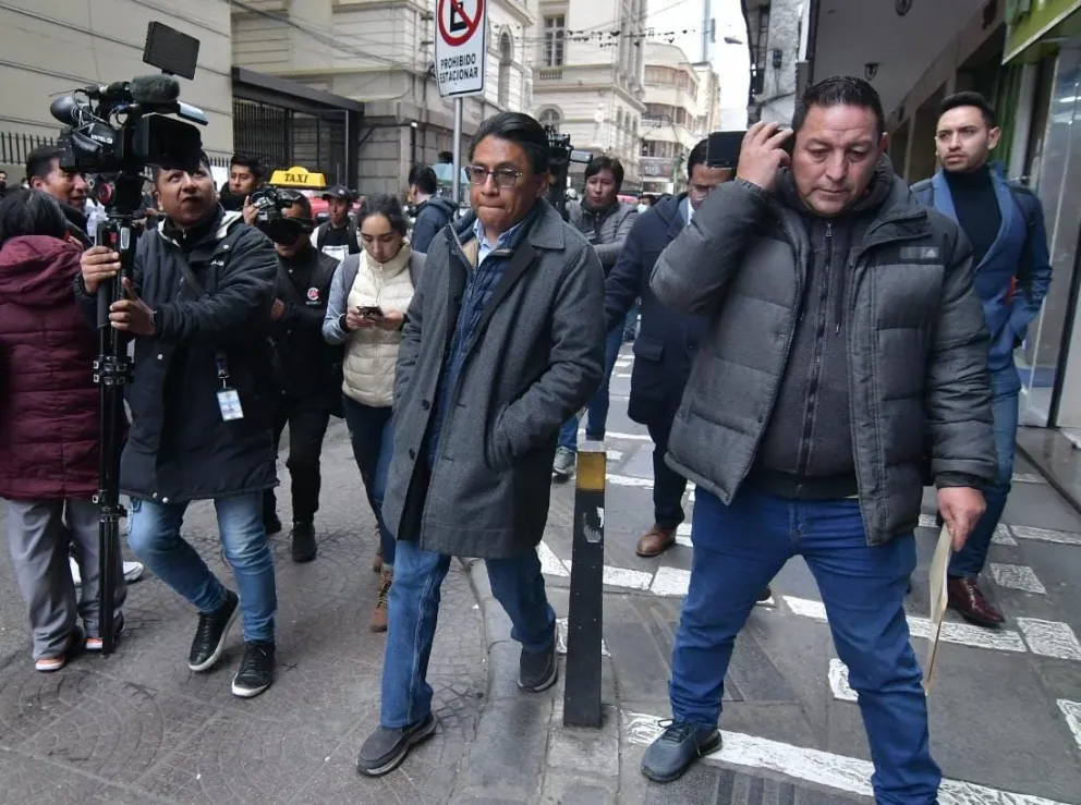 Iván Lima al salir de la Fiscalía, luego de brindar su declaración. Foto: APG