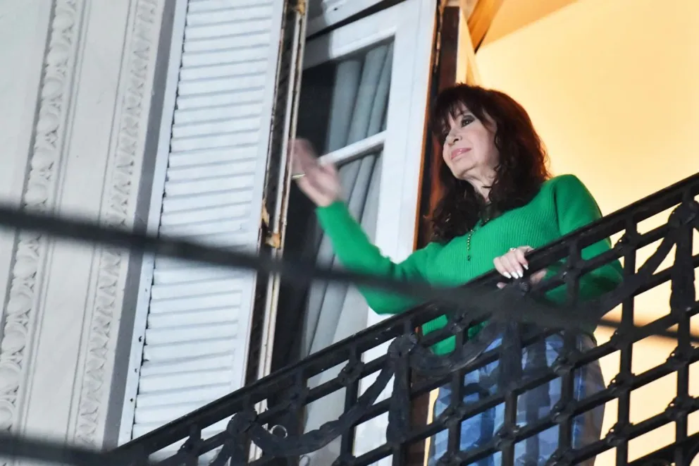 Cristina Fernández en el balcón de su departamento, donde guarda prisión domiciliaria. Foto: EFE