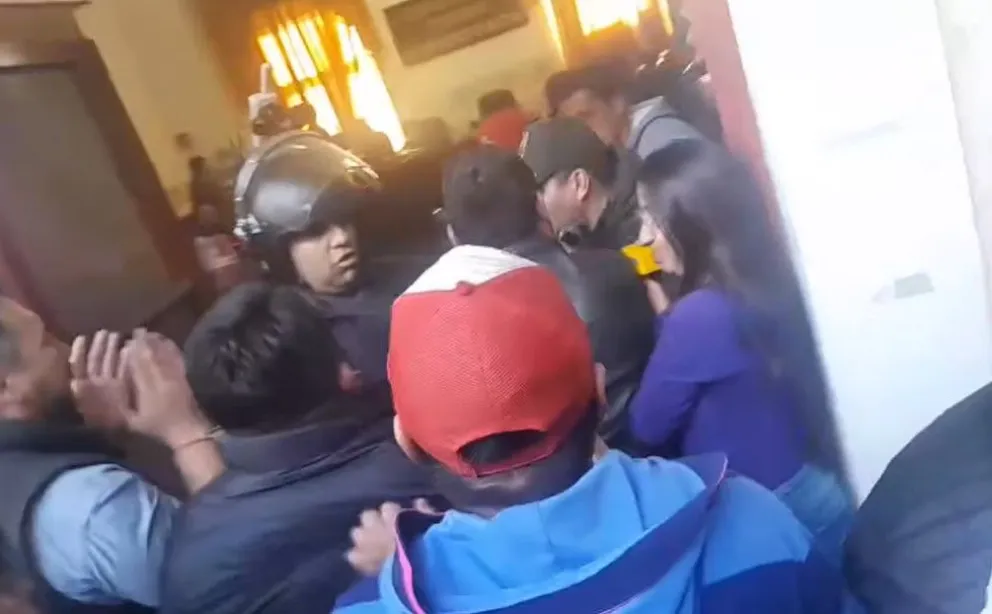 Un grupo de personas ingresa a la Asamblea. Foto: captura Sucre Ciudad Blanca