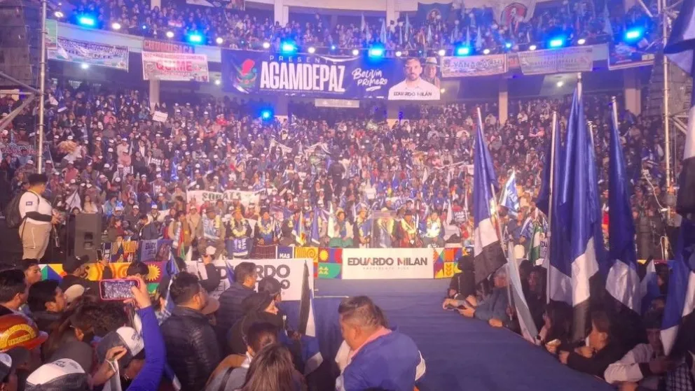 Autoridades del Gobierno y militantes llegaron al Coliseo Cerrado, en La Paz, para la proclamación del binomio del MAS. Foto: DTV