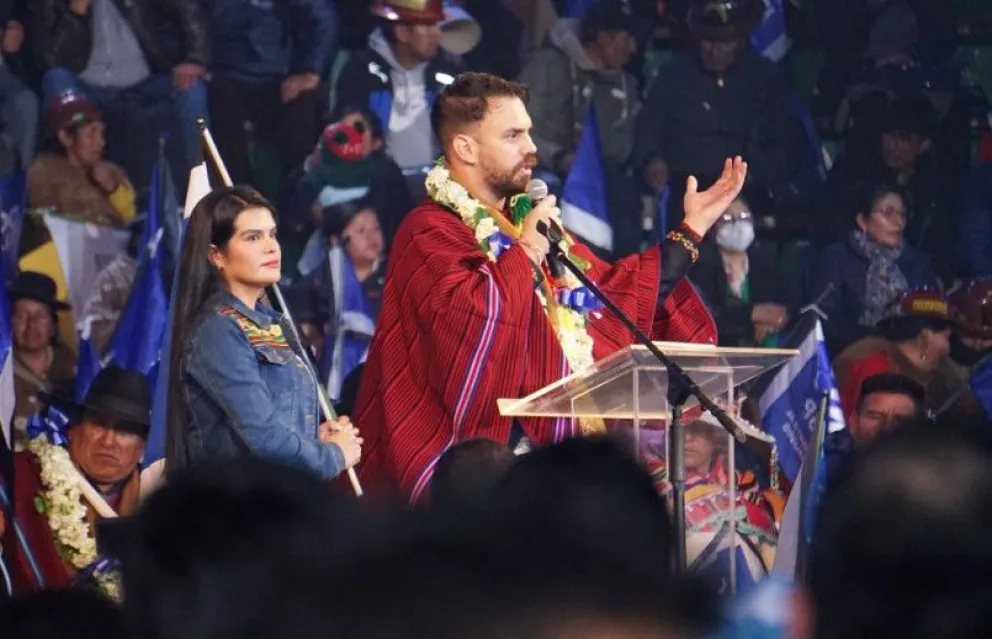 Del Castillo iniciando su intervención en el Coliseo Cerrado Julio Borelli. Foto: Captura de video