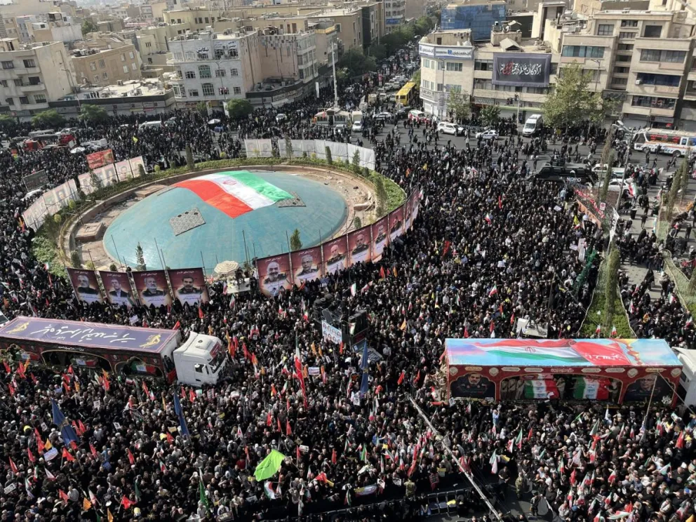 Imagen de los funerales de Estado celebrados este sábado en Teherán por 60 fallecidos, entre ellos altos cargos militares y científicos, muertos en ataques israelíes. Foto: EFE