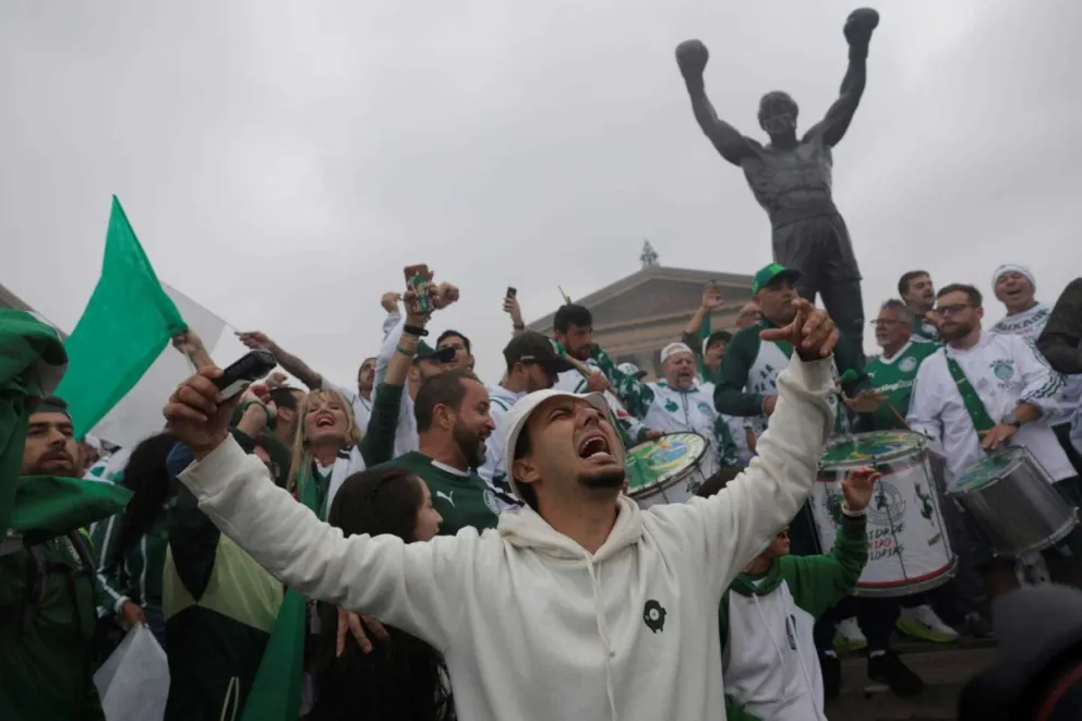 Aficionados de Palmeiras animan a su equipo frente a la estatua del boxeador Rocky Balboa en Filadelfia. Foto: EFE
