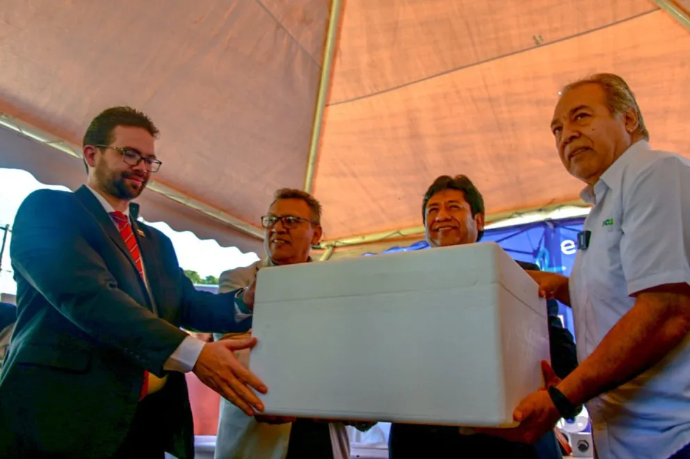 El embajador de Venezuela en Bolivia entrega las dosis a las autoridades bolivianas. Foto. Ministerio de Salud