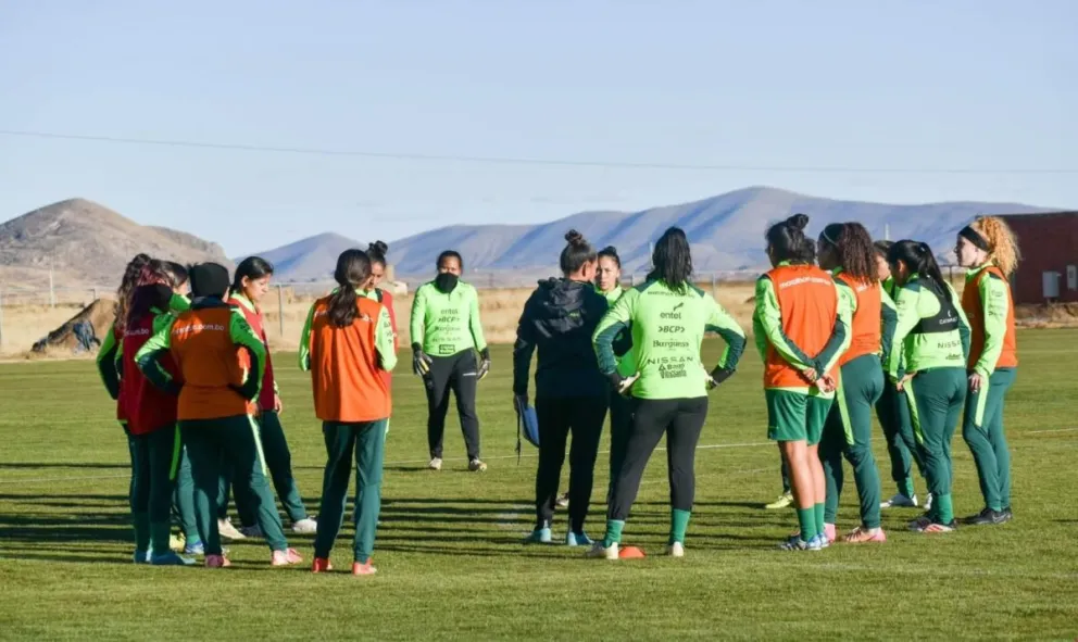 La Selección durante su entrenamiento en Huarina. Foto: FBF.