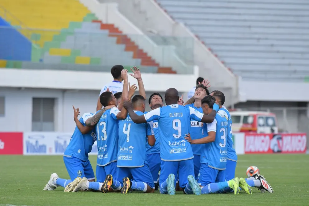 Jugadores de San Antonio celebran uno de sus goles. Foto: APG.