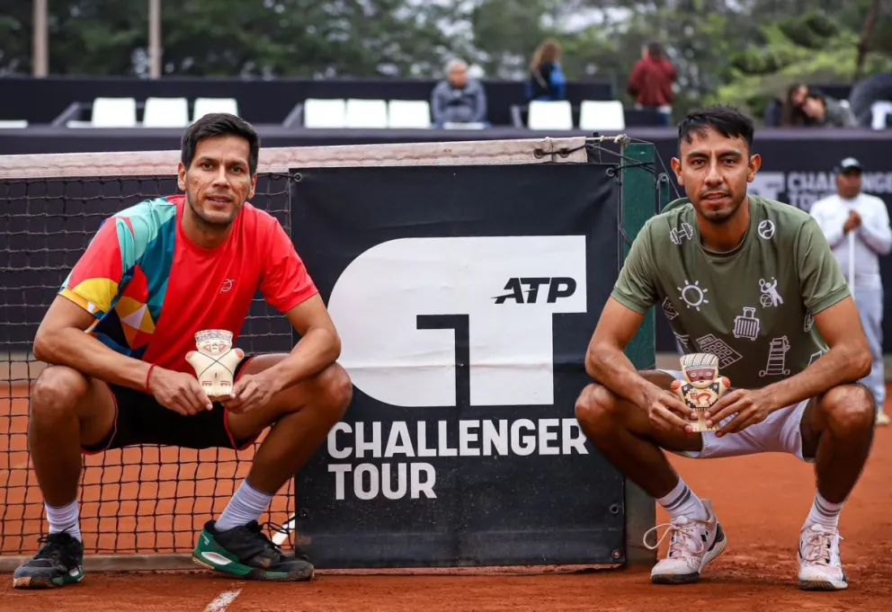 Zeballos (izq.) y Arias con sus trofeos de campeones. Foto: Challenger de Lima.