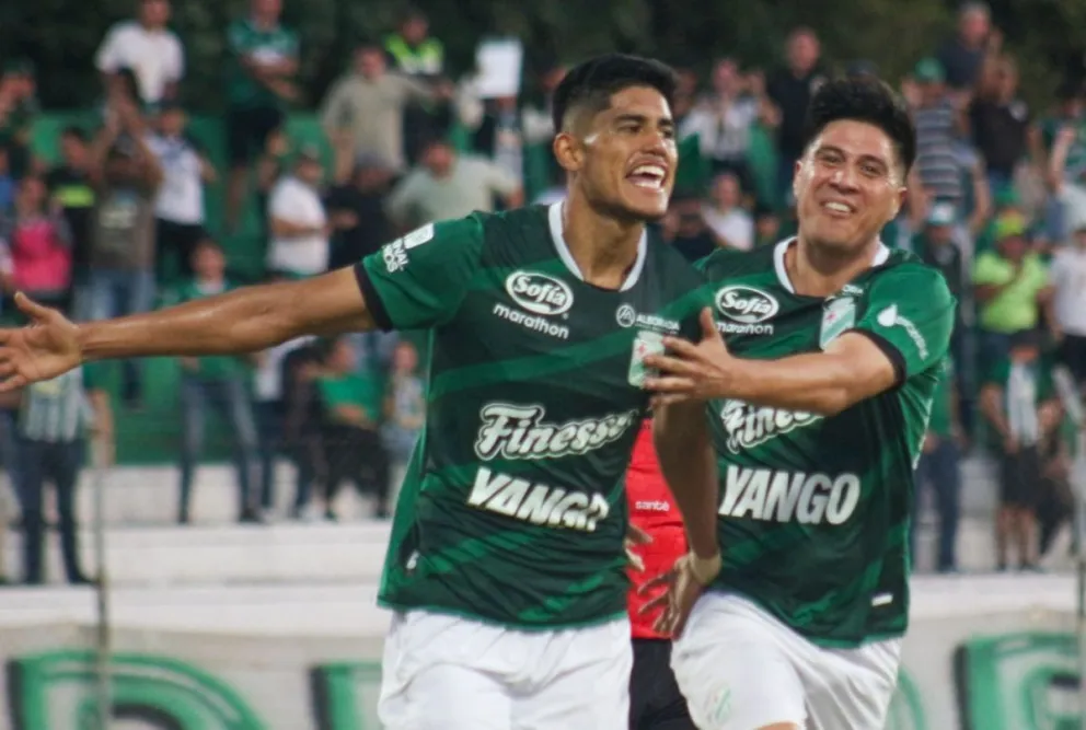 Fernando Nava (izq.), el autor del gol, y Jonatan Cristaldo festejan el primero de Oriente. Foto: Agencia Marka Registrada