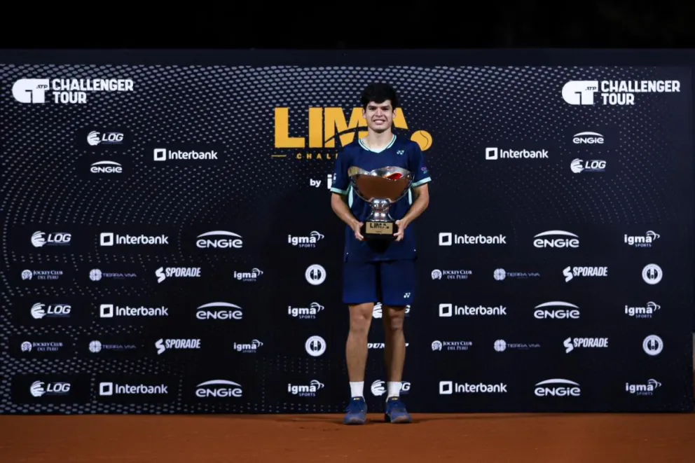 Prado con su trofeo de campeón en Perú. Foto: Challenger de Lima.