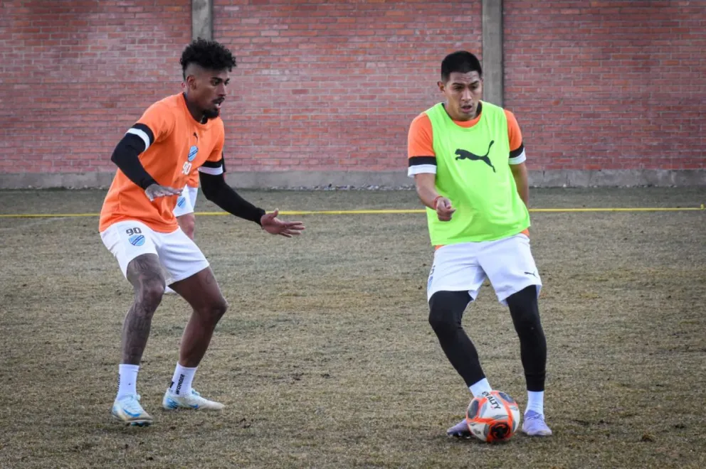 Gomes (izq.) y Saavedra durante el entrenamiento en Potosí. Foto: Club Bolívar.