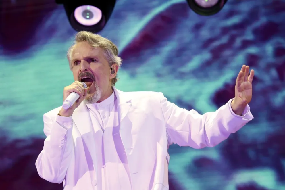 El músico y cantante Miguel Bosé, durante el concierto que ha ofrecido hoy sábado en Murcia. Foto: EFE