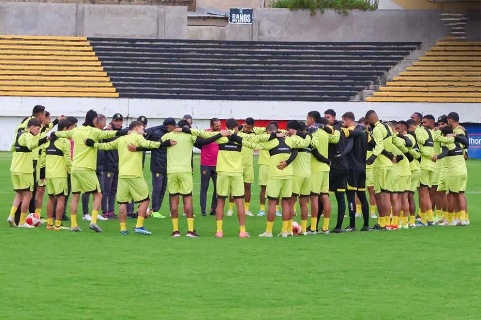 Jugadores y cuerpo técnico del Tigre reunidos antes de iniciar el entrenamiento del miércoles. Foto: club The Strongest
