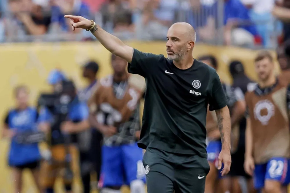 Enzo Maresca, entrenador del Chelsea, da instrucciones a sus jugadores desde el borde de la cancha. Foto: EFE