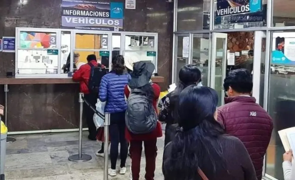 Contribuyentes pagan sus impuestos. Foto: Alcaldía de La Paz (archivo)