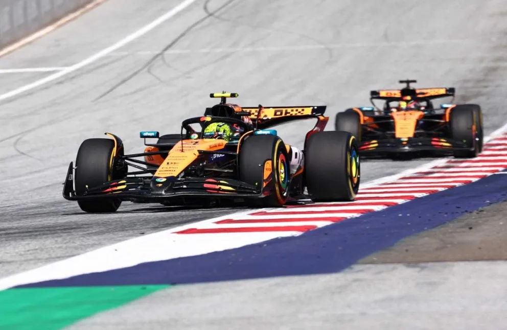 El piloto británico de McLaren Lando Norris (izq.) y su compañero de equipo, el australiano Oscar Piastri, durante el Gran Premio de Austria. Foto: EFE