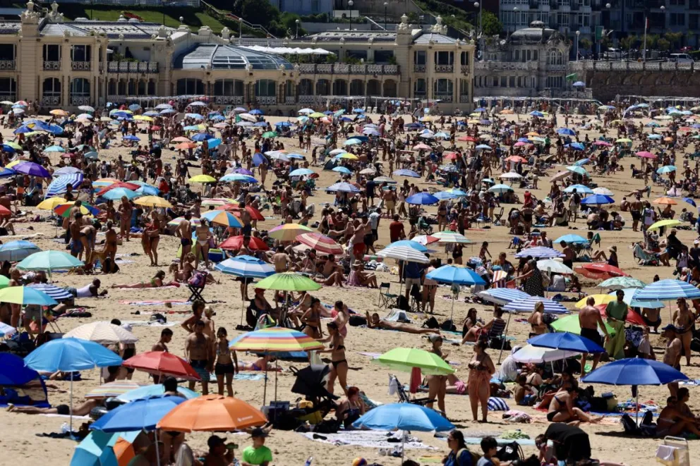 Numerosas personas en la playa de La Concha, en San Sebastián, este domingo, mientras España se encuentra en alerta amarilla por las altas temperaturas. Foto: EFE