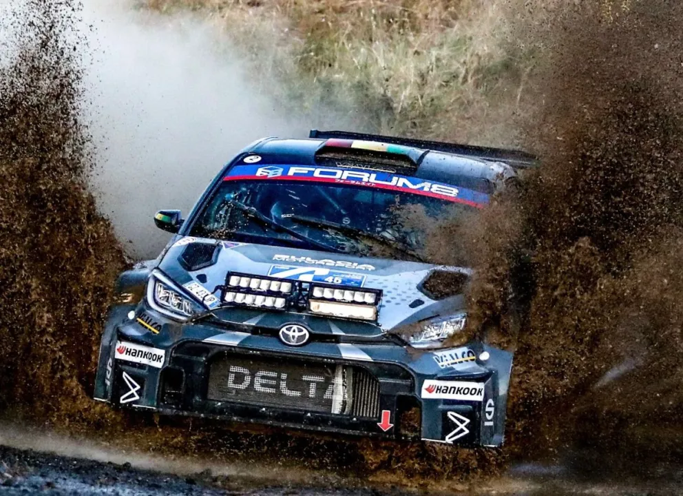 Bruno Bulacia va a toda velocidad por un charco de agua. Foto: Prensa Bulacia.