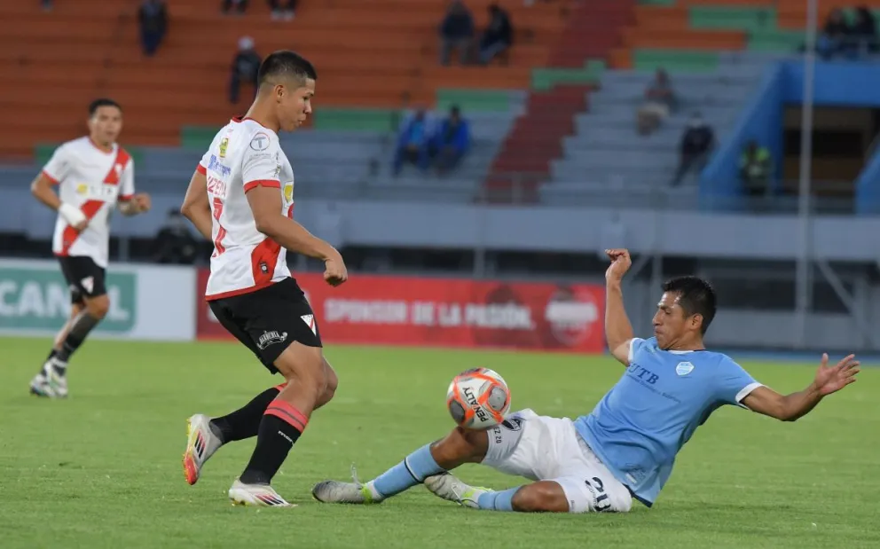Amilcar Sánchez, jugador de Aurora, le saca la pelota desde el suelo a Javir Uzeda, delantero de Always. Foto: APG